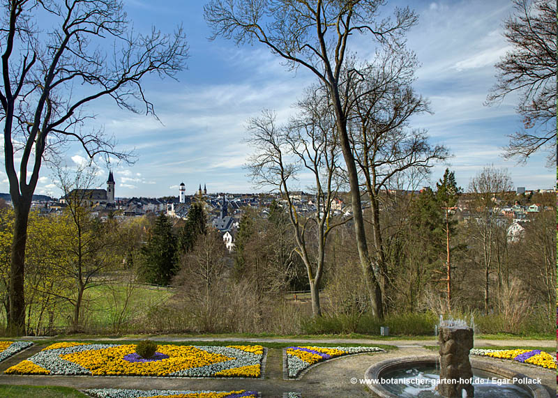 Blick im Frühling auf Hof vom Theresienstein