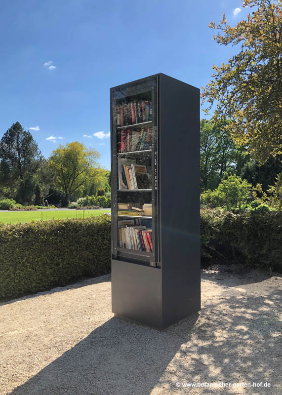 Bücherschrank im Botanischen Garten Hof
