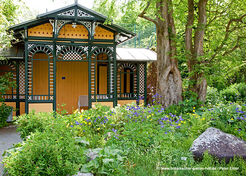 Gartenhaus mit Holzornamenten - Die Nailahütte